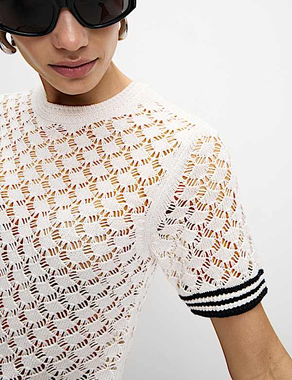 Pleten&yacute; top s drobn&yacute;m d&iacute;rkovan&yacute;m vzorem do &scaron;pičky a v&yacute;střihem ke krku - CZ