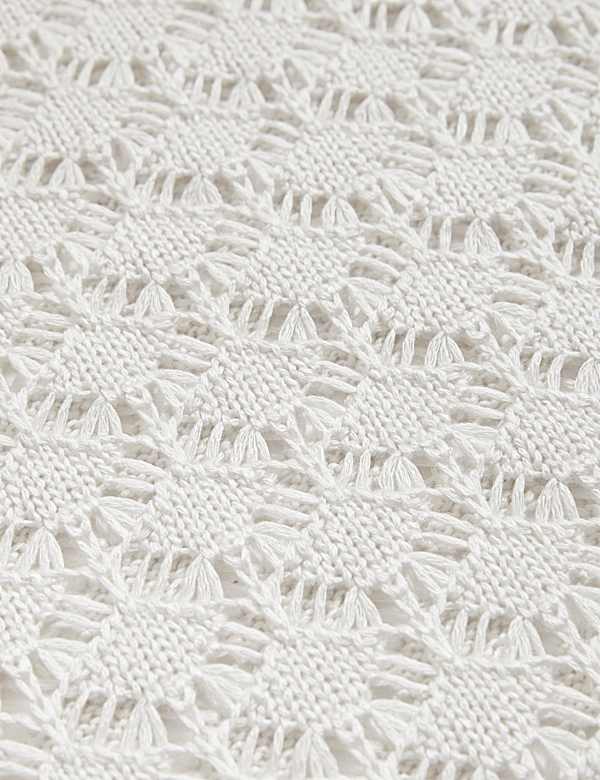 Pleten&yacute; top s drobn&yacute;m d&iacute;rkovan&yacute;m vzorem do &scaron;pičky a v&yacute;střihem ke krku - CZ