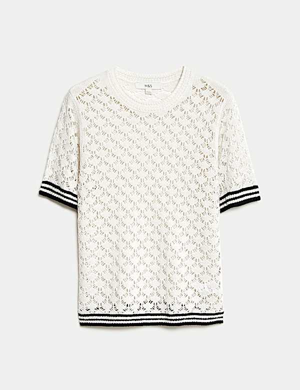 Pleten&yacute; top s drobn&yacute;m d&iacute;rkovan&yacute;m vzorem do &scaron;pičky a v&yacute;střihem ke krku - CZ