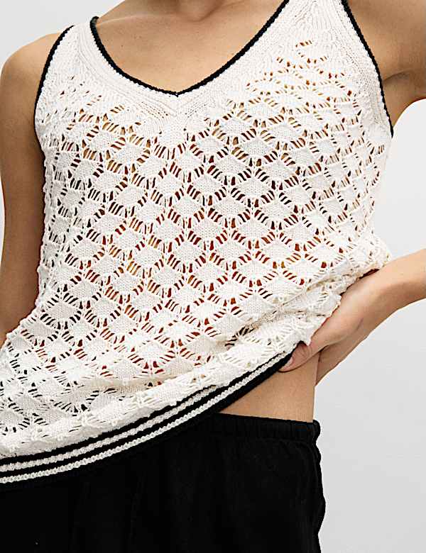 Textured Slim Fit Knitted Vest - CN