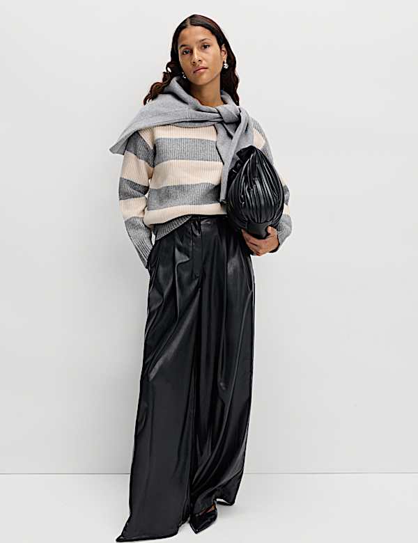 Jumper Kerah Bundar Benang Cloud Motif Garis - ID