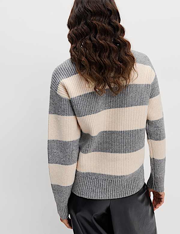 Jumper Kerah Bundar Benang Cloud Motif Garis - ID