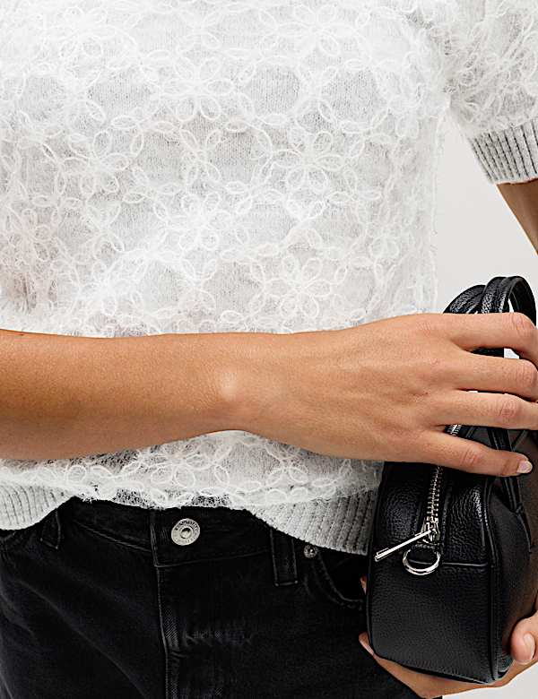 Top en maille à col rond et décoration florale - CH