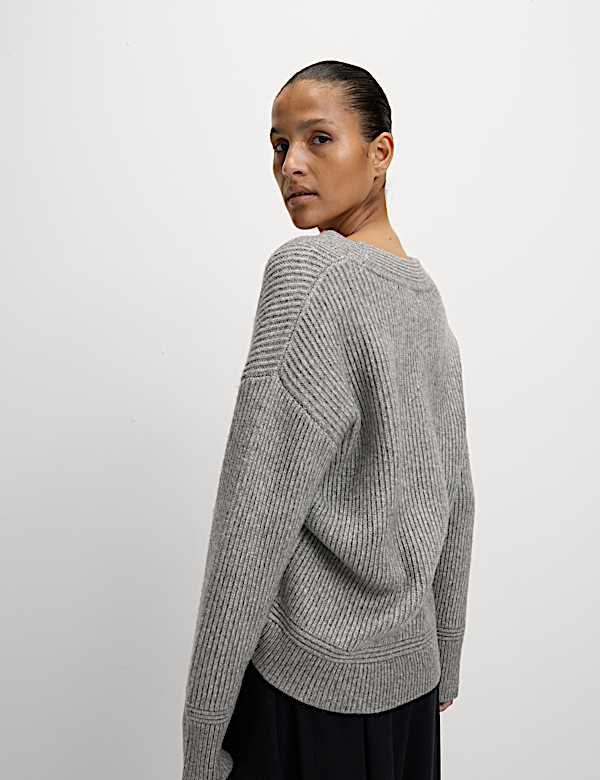 Cloud-Yarn Ribbed V-Neck Jumper - BG