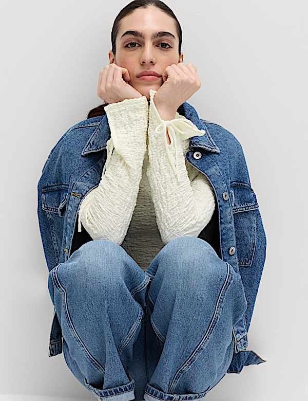 חולצה מבד עשיר בכותנה בטקסטורה עם קשירה בחפתים - IL