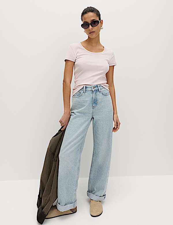 חולצת טי מבד עשיר בכותנה בגזרה צרה עם צווארון עגול ורחב - IL