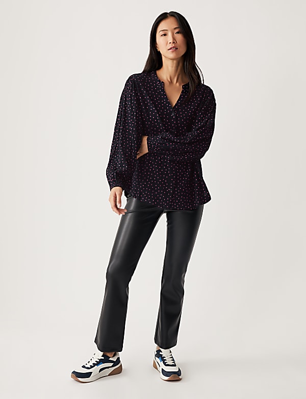Bequeme Bluse aus Baumwollmischung mit V-Ausschnitt und Muster - AT