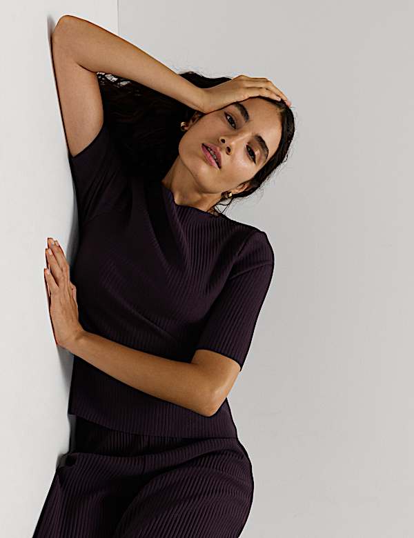 Ribbed Round Neck 3/4 Sleeve Top