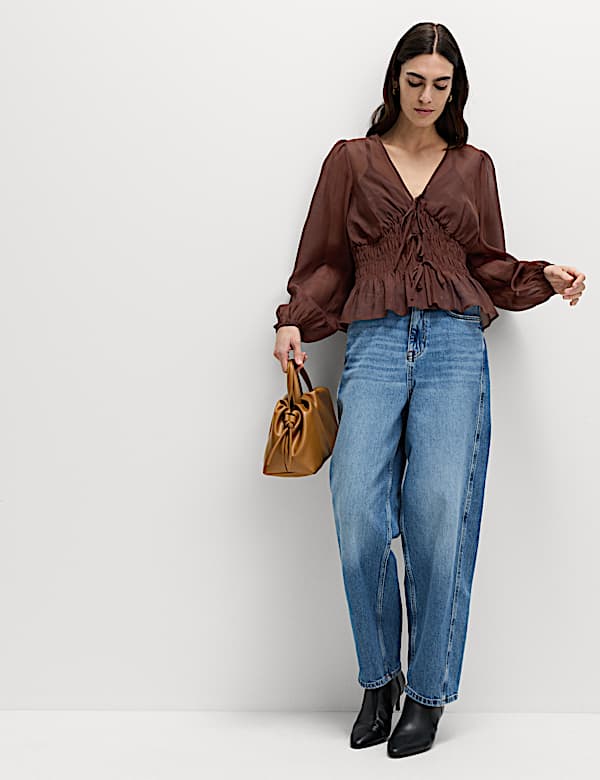 חולצה אלגנטית מבד עשיר בסיב תאית עם כיווצים וצווארון וי - IL