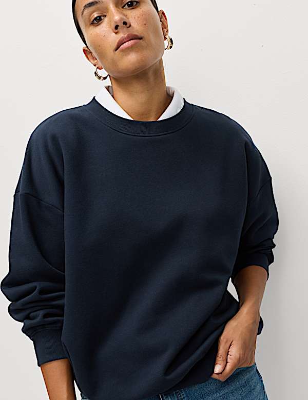 Bequemes Sweatshirt mit hohem Baumwollanteil und Rundhalsausschnitt - AT