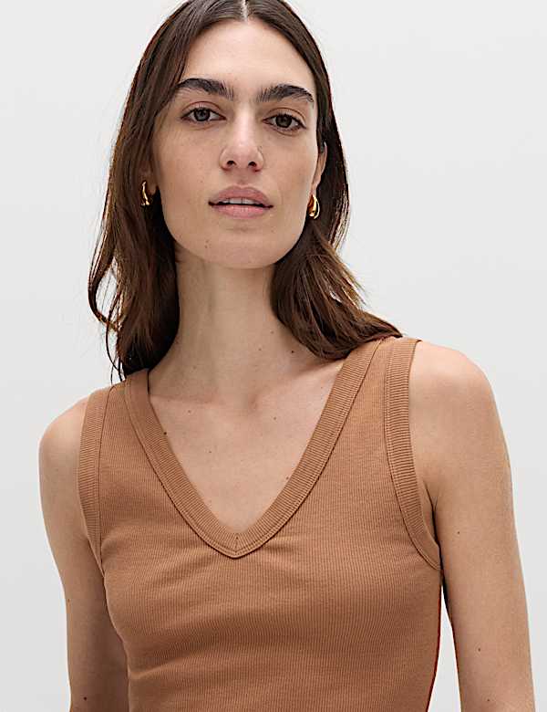 Žebrovan&eacute; t&iacute;lko s vysok&yacute;m pod&iacute;lem bavlny a v&yacute;střihem do V - CZ