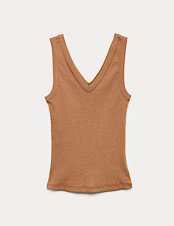 Žebrovan&eacute; t&iacute;lko s vysok&yacute;m pod&iacute;lem bavlny a v&yacute;střihem do V - CZ