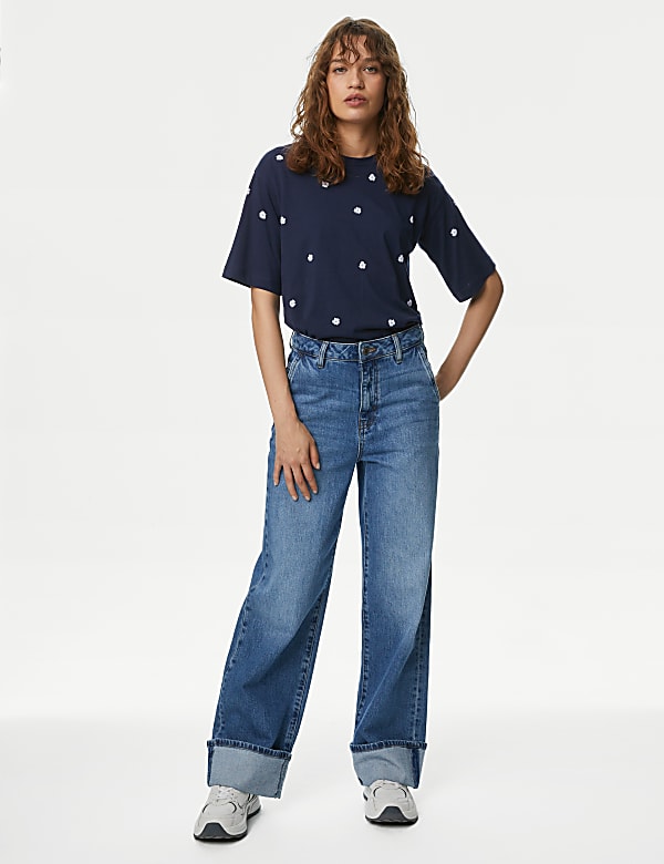 Vy&scaron;&iacute;van&eacute; květovan&eacute; tričko hranat&eacute;ho střihu z&nbsp;čist&eacute; bavlny - CZ