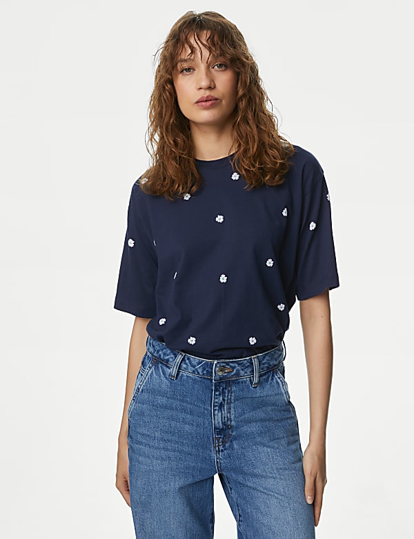 Vy&scaron;&iacute;van&eacute; květovan&eacute; tričko hranat&eacute;ho střihu z&nbsp;čist&eacute; bavlny - CZ