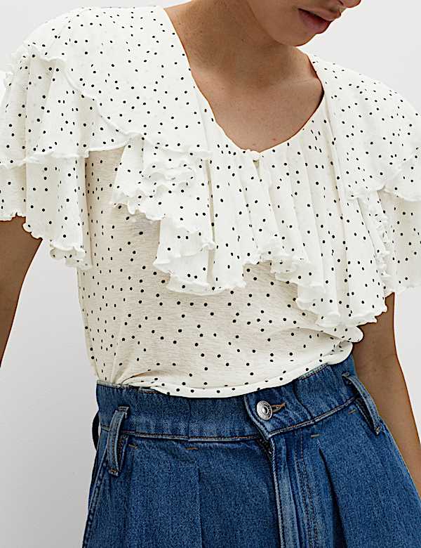 Punt&iacute;kovan&yacute; top s vol&aacute;ny a v&yacute;střihem do V - CZ