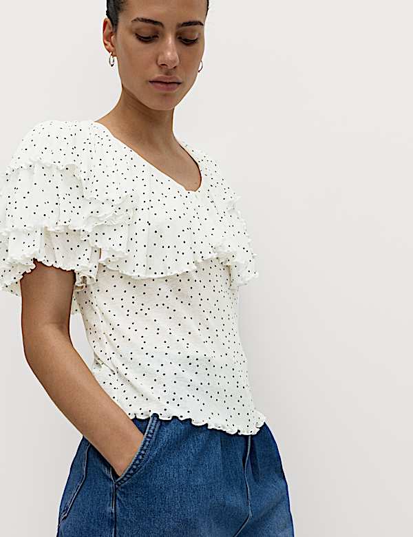 Punt&iacute;kovan&yacute; top s vol&aacute;ny a v&yacute;střihem do V - CZ