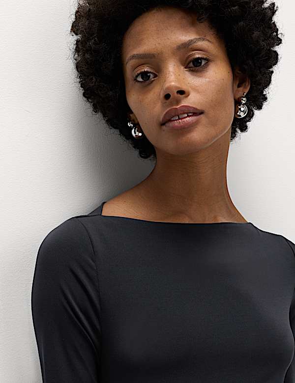 Dżersejowa mini sukienka dopasowana do ciała z metalicznym detalem - PL