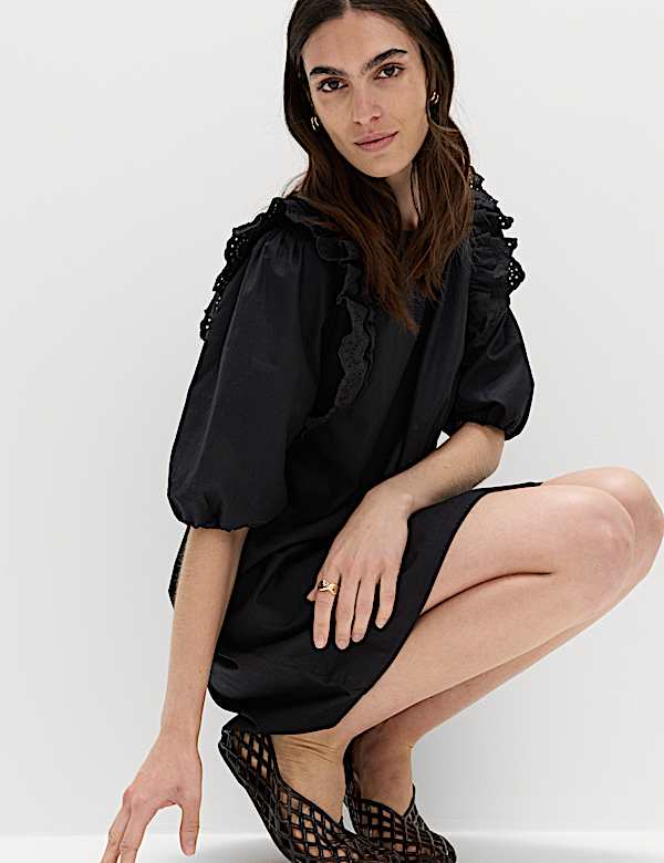 Robe coupe courte et d&eacute;contract&eacute;e &agrave; manches volant&eacute;es et motif brod&eacute; - CH