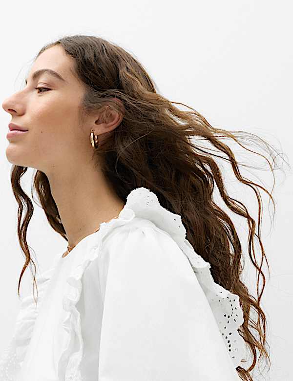 Robe coupe courte et d&eacute;contract&eacute;e &agrave; manches volant&eacute;es et motif brod&eacute; - FR