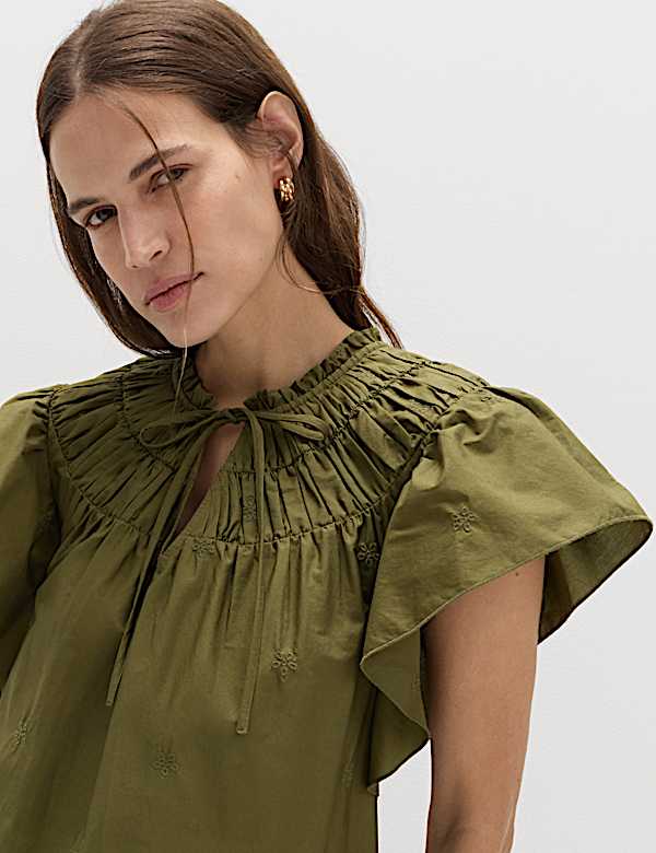 Gesmoktes Minikleid aus reiner Baumwolle mit Stickerei - DE