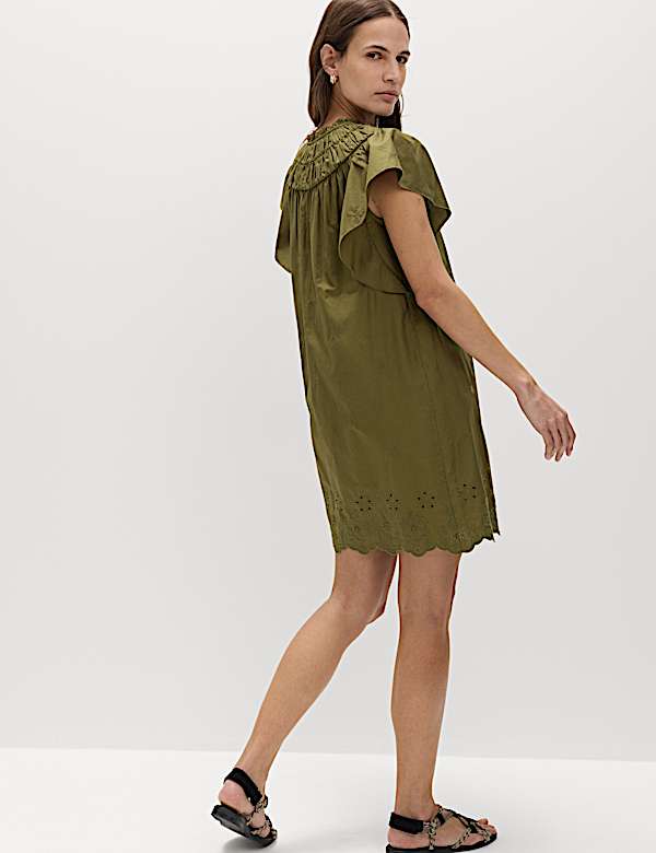 Gesmoktes Minikleid aus reiner Baumwolle mit Stickerei - DE
