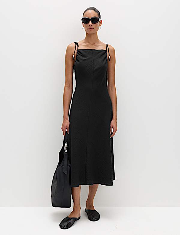 Robe midi coupe droite &agrave; encolure carr&eacute;e, bretelles et perles - BE
