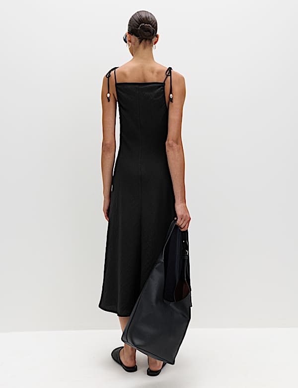 Robe midi coupe droite &agrave; encolure carr&eacute;e, bretelles et perles - BE