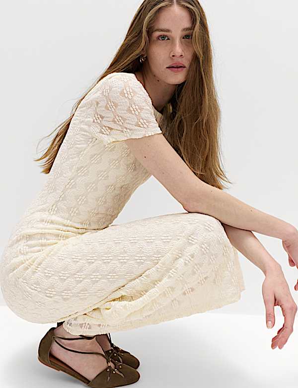 שמלת מידי תחרה מבד ג'רסי בגזרה ישרה וצמודה עם מחשוף עגול - IL