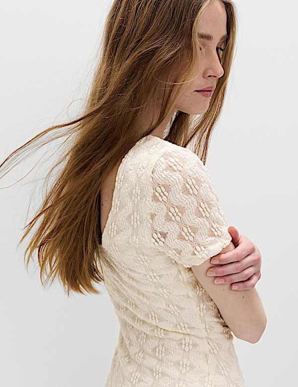 שמלת מידי תחרה מבד ג'רסי בגזרה ישרה וצמודה עם מחשוף עגול - IL