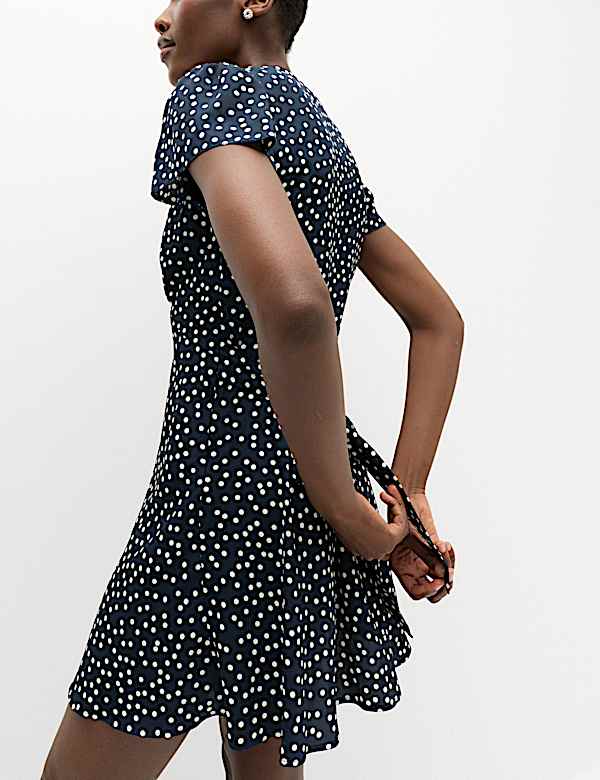 Vestido mini de topos de cuello en pico y lazo a la cintura - US