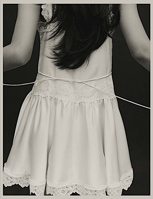 Robe patineuse coupe courte en satin &agrave; empi&egrave;cement en dentelle - CH