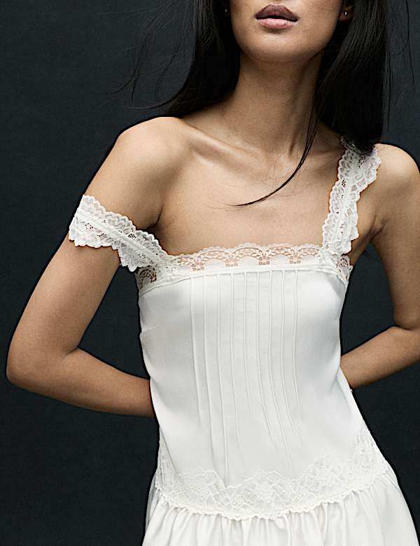 Robe patineuse coupe courte en satin &agrave; empi&egrave;cement en dentelle - CH