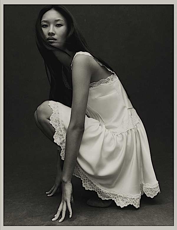 Robe patineuse coupe courte en satin &agrave; empi&egrave;cement en dentelle - CH