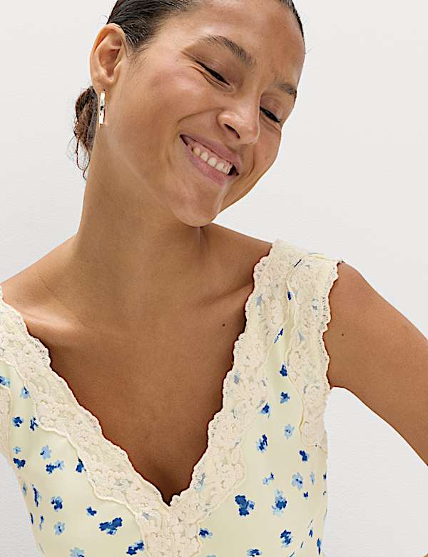 Midi-Tr&auml;gerkleid mit Blumenspitze aus Satin - DE