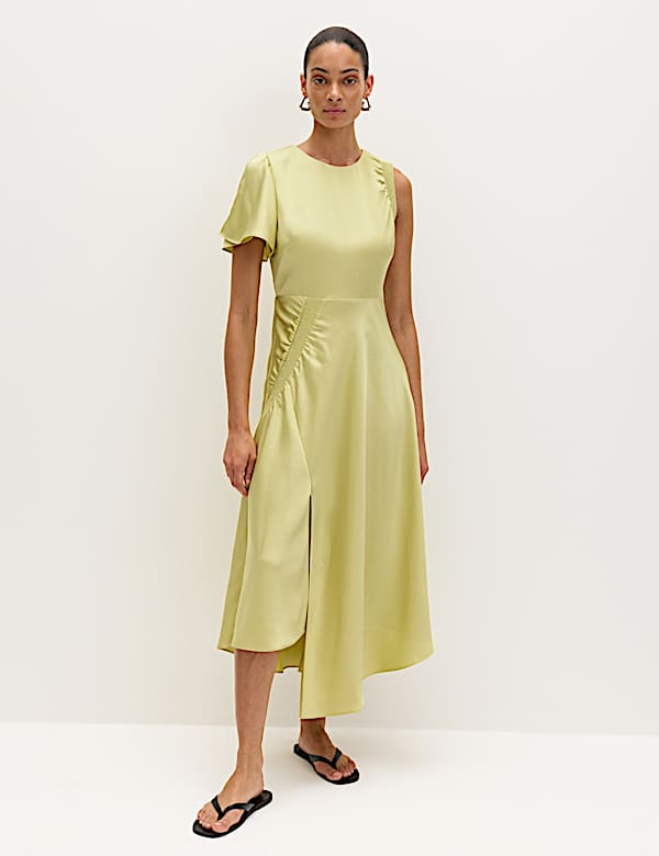 Robe midi asym&eacute;trique en satin &agrave; taille ajust&eacute;e et encolure ronde - BE
