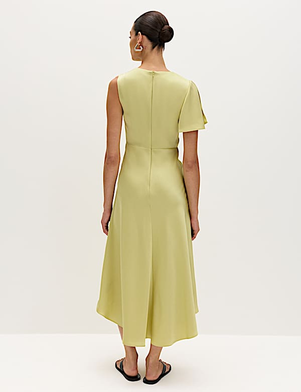 Robe midi asym&eacute;trique en satin &agrave; taille ajust&eacute;e et encolure ronde - BE