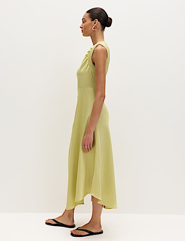 Robe midi asym&eacute;trique en satin &agrave; taille ajust&eacute;e et encolure ronde - BE