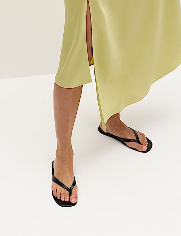 Robe midi asym&eacute;trique en satin &agrave; taille ajust&eacute;e et encolure ronde - BE