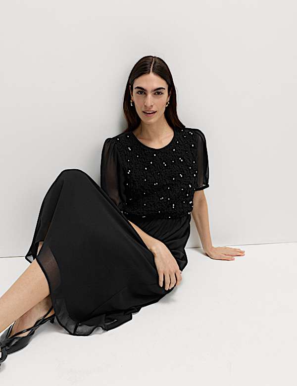 Midaxi šaty se zvýrazněným pasem a korálky Georgette - CZ