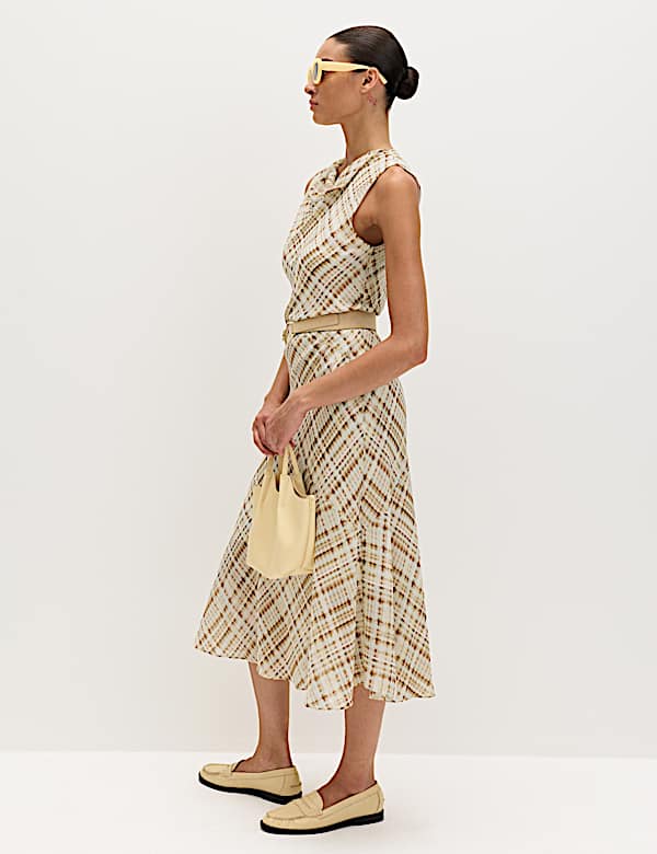 Fond de robe midi &agrave; col ch&acirc;le et carreaux - BE