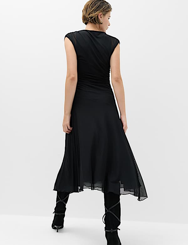 Tailliertes Midi-Kleid mit U-Boot-Ausschnitt und Mesh - AT