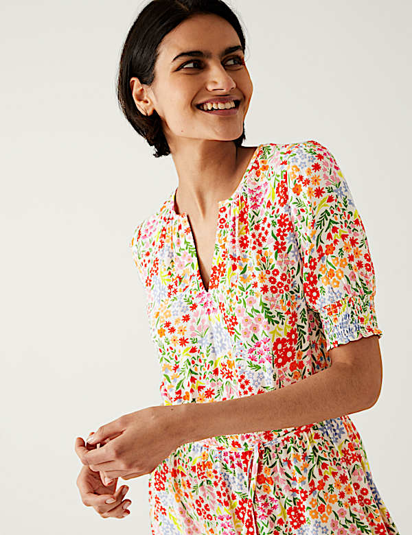 Tailliertes Midaxikleid mit Muster und Rundhalsausschnitt - DE