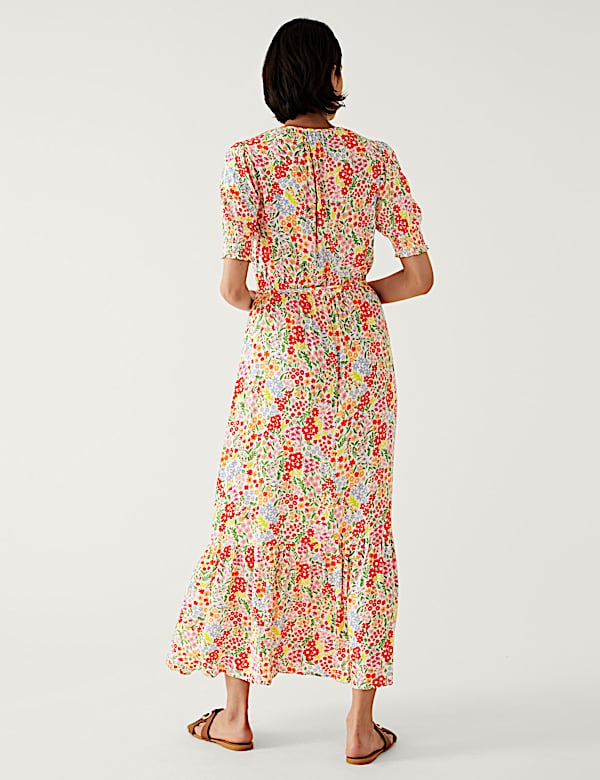 Tailliertes Midaxikleid mit Muster und Rundhalsausschnitt - DE