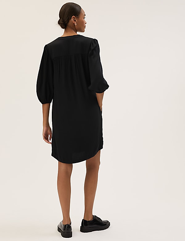 Round Neck Knee Length Shift Dress
