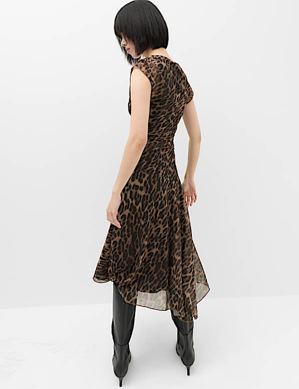 Tailliertes Midikleid mit Tiermuster und Drapierung - DE