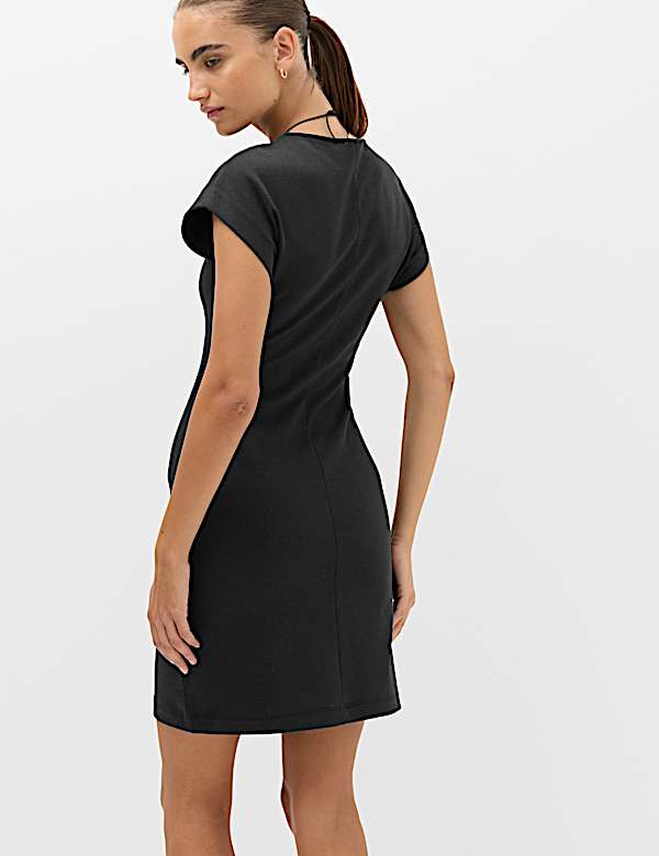 Minivestido recto de algod&oacute;n con cuello en pico - US