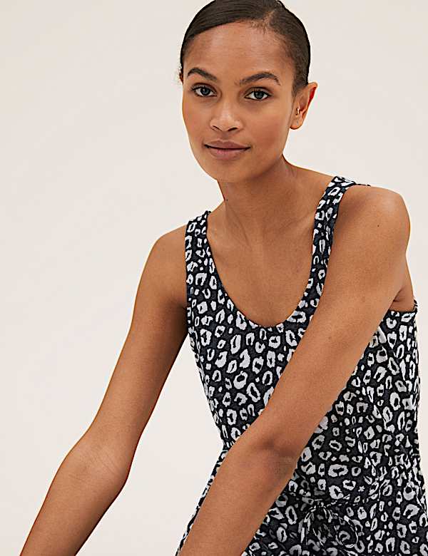 Tailliertes Midi-Kleid mit hohem Leinenanteil und Muster - AT