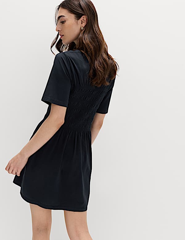 שמלת טי-שירט מיני מבד עשיר בכותנה עם כיווצים - IL