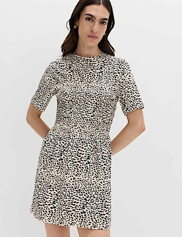 שמלת טי-שירט מיני מבד עשיר בכותנה בהדפס חייתי עם כיווצים - IL