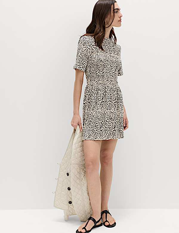 שמלת טי-שירט מיני מבד עשיר בכותנה בהדפס חייתי עם כיווצים - IL